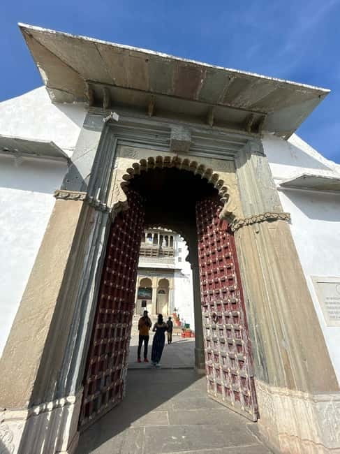 Udaipur: Sajjangarh Monsoon Palace Day Trip with Tickets - The 20 to 30-Minute Drive from Your Hotel
