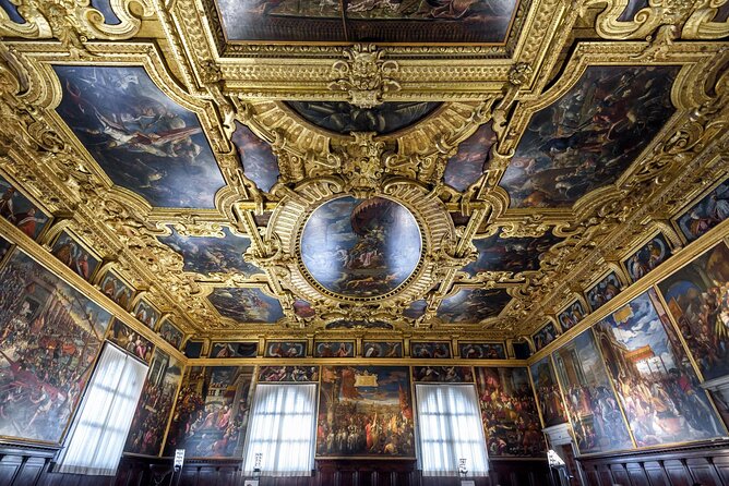 Venice 3,5 hrs tour: Doge's Palace, St Mark's and Hidden Gems - La Fenice, quiet lanes, and the Bovolo Staircase