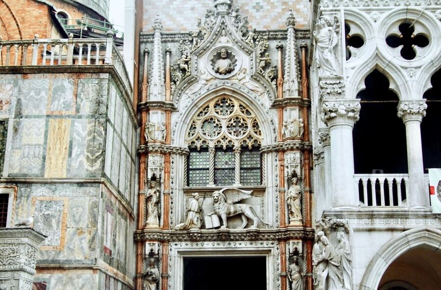 Venice: Basilica and Doge's Palace Tour with Gondola Ride - The shared gondola ride at 3:00 or 5:15 PM