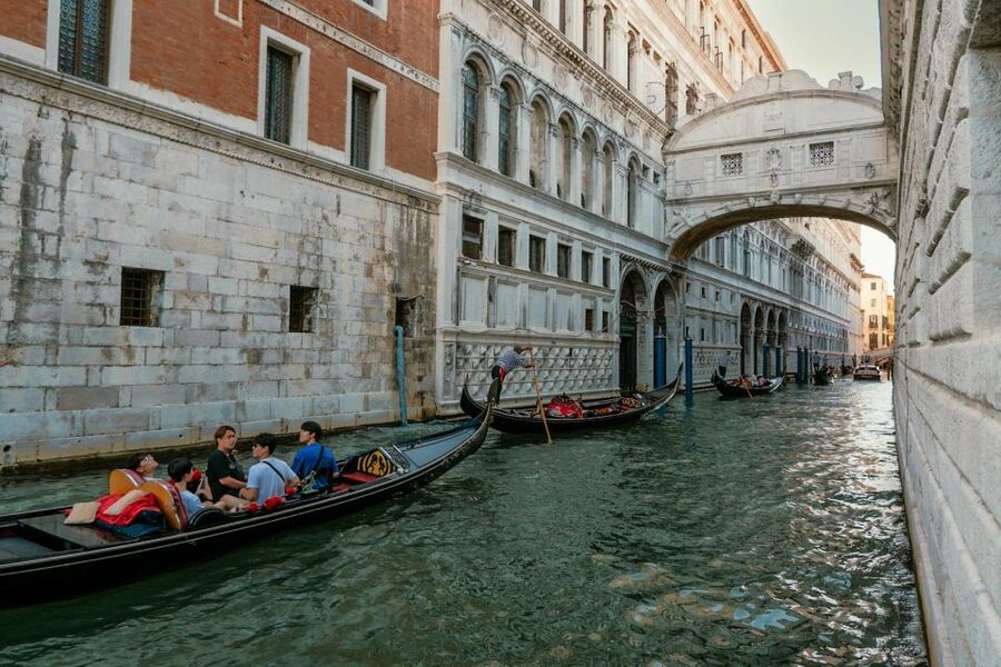 Venice: Doge's Palace and Basilica Tour with Gondola Ride - The 3:00pm gondola ride beneath the Bridge of Sighs