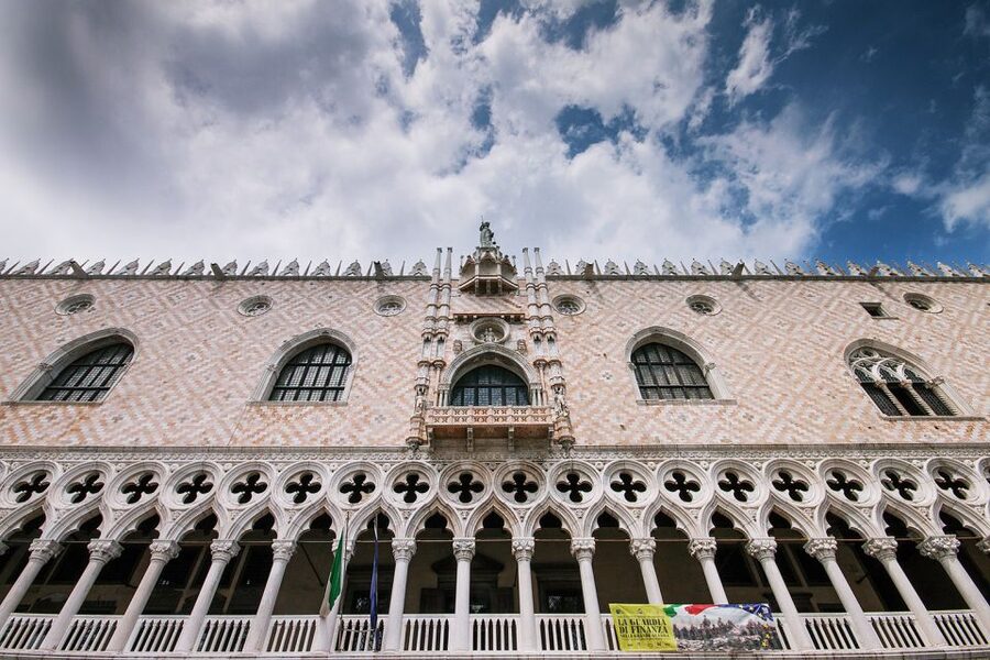 Venice: Doge's Palace and Basilica Tour with Gondola Ride - Why the skip-the-line access matters