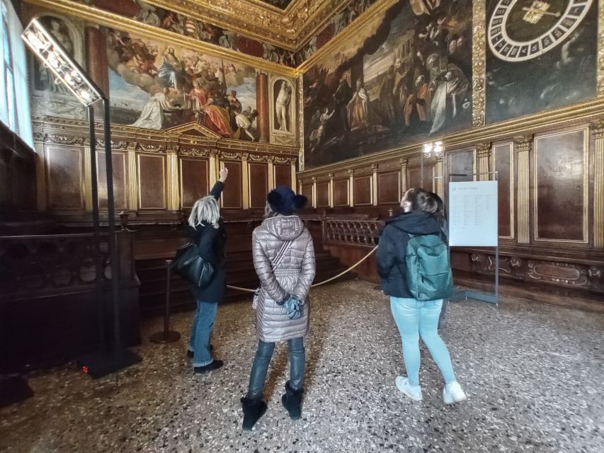 Venice: Doge's Palace Guided Tour with Optional Gondola Ride - Entering the palace through priority access
