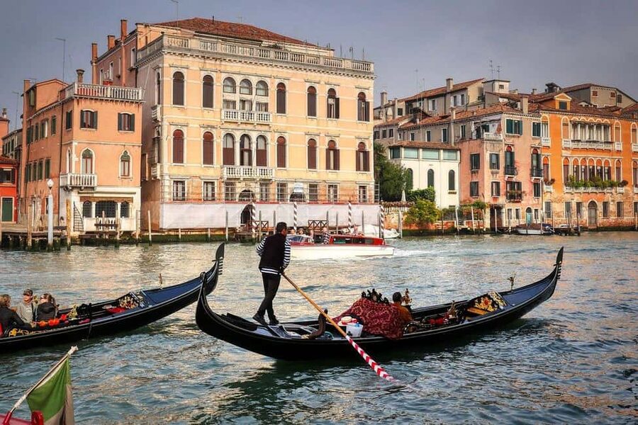Venice: Doge's Palace Guided Tour with Optional Gondola Ride - Starting at the two columns in St. Mark’s Square