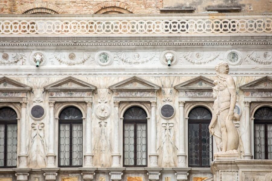 Venice: Doge's Palace Skip-the-Line Tour with Prisons - Choosing a guide and handling the audio system