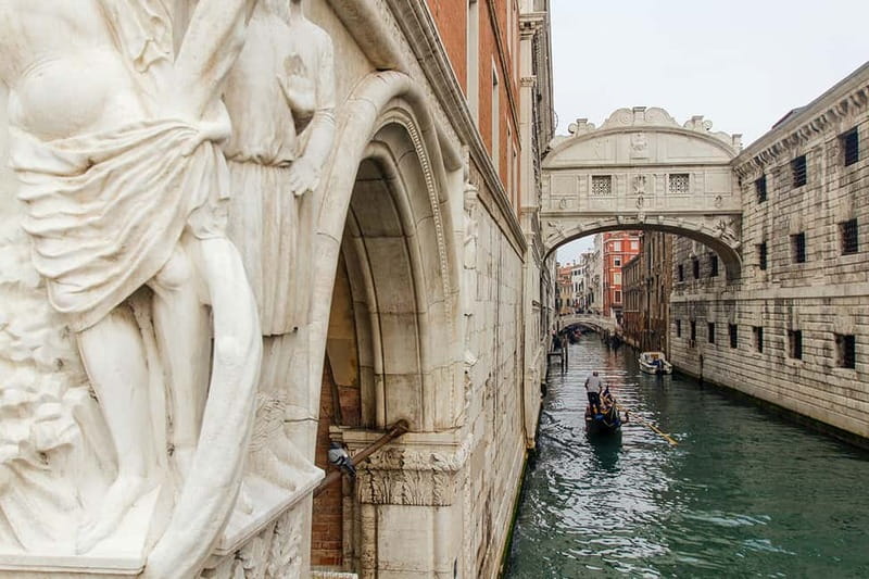 Venice: Doges Palace, Prison, and Secret Passageways Tour - Entering the secret itineraries