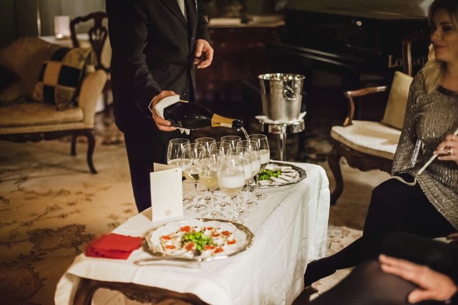 Venice: Gondola Ride and a Gala Dinner in a Venetian Palace - Key points to know before booking