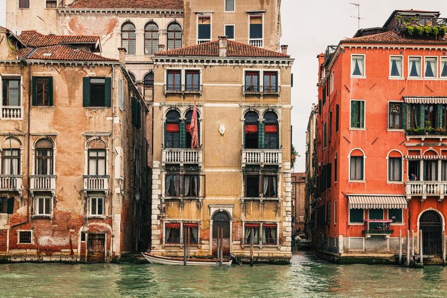 Venice: Gondola Ride and a Gala Dinner in a Venetian Palace - From evening light to a palace arrival