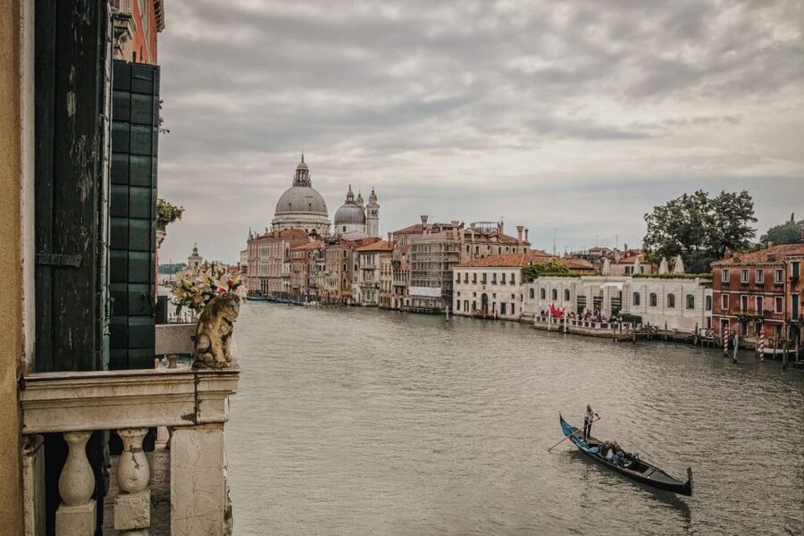 Venice: Gondola Ride and a Gala Dinner in a Venetian Palace - Starting near the Accademia and boarding the gondola