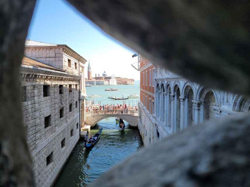 Venice: St Mark's, Doge's Palace, Murano & Burano Day Tour - Burano’s colorful houses and handmade lace