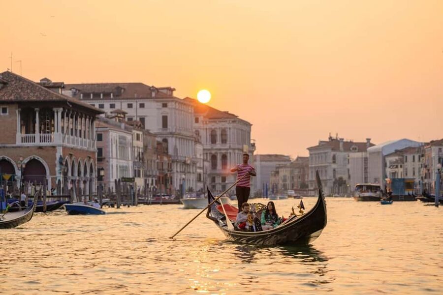 Venice: St. Mark's, Doge's Palace, Rialto, and Gondola Tour - Key points at a glance
