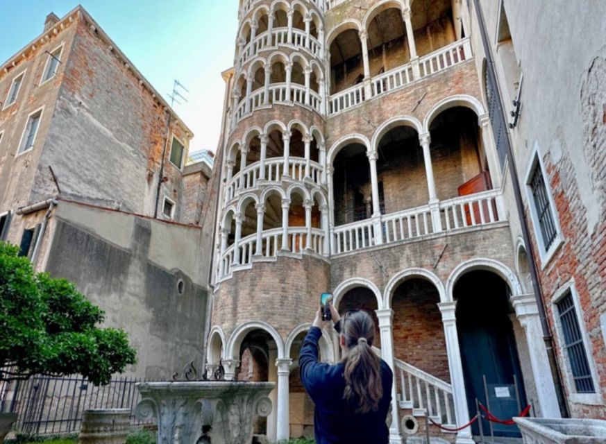 Venice: St. Mark's, Doge's Palace, Rialto, and Gondola Tour - Lunch and the break between tour sections