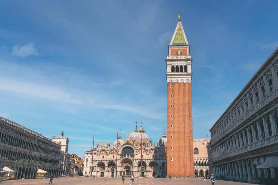 Venice: St. Mark's, Doge's Palace, Rialto, and Gondola Tour - Doge’s Palace and Venice’s darker side