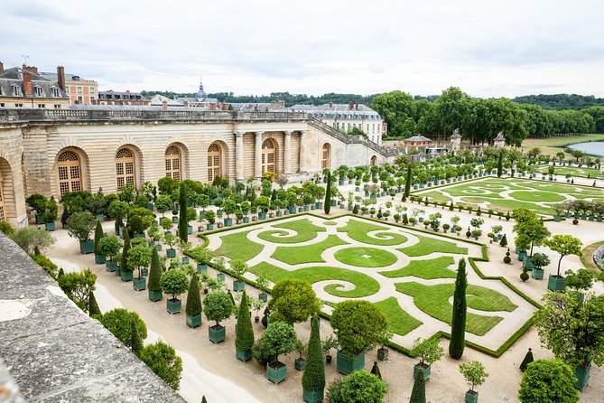 Versailles Full Day Bike Tour with Palace, Gardens, & Picnic - Starting in Versailles and shopping for lunch