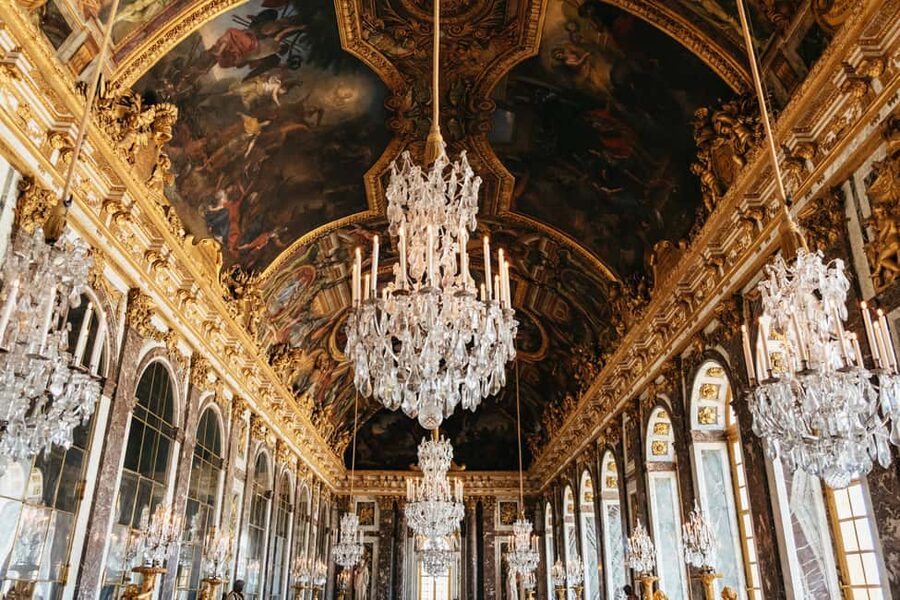 Versailles: Palace, Gardens & Queen’s Estate Guided Tour - The 90-minute lunch break