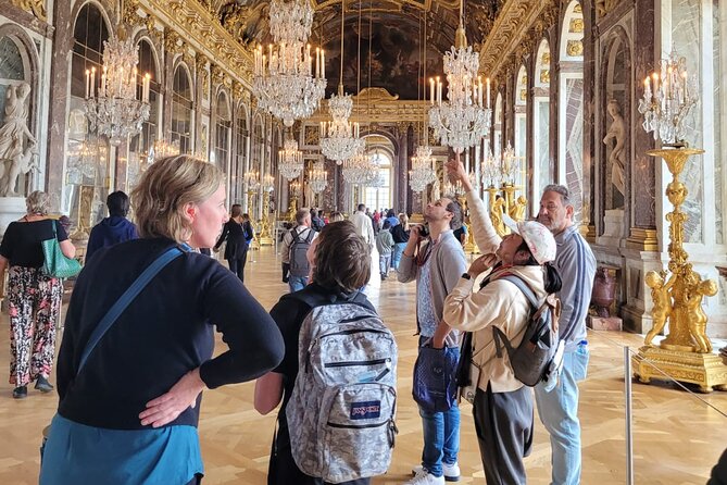 Versailles Palace Guided Tour with Gardens Access - How the guide affects the experience