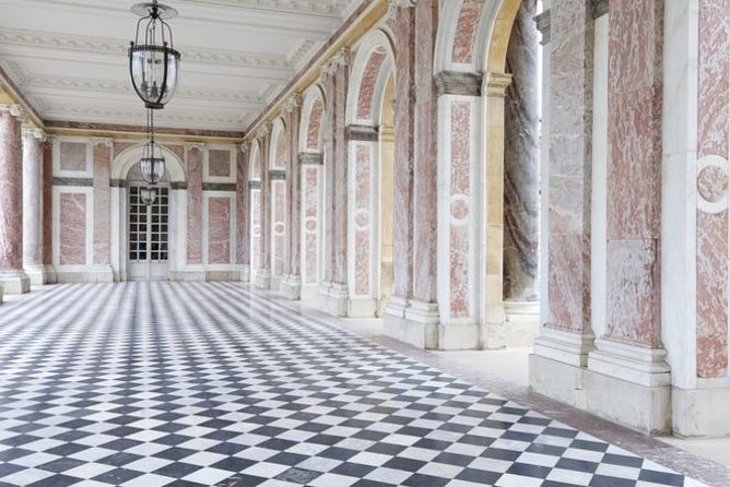 Versailles Palace & Marie-Antoinette's Estate Guided Tour - Entering the Palace of Versailles