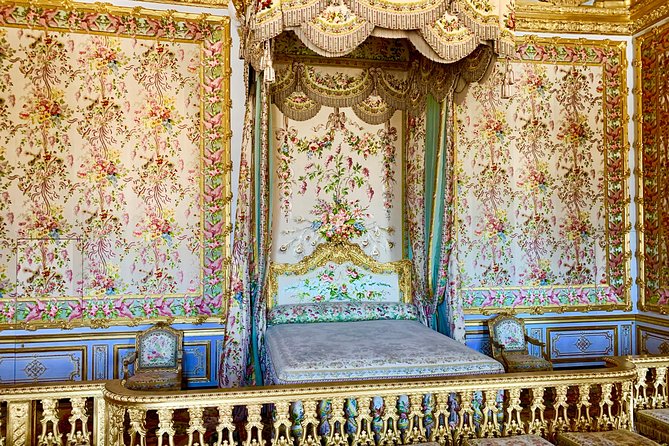 Versailles Palace & Marie-Antoinette's Estate Private Guided Tour with Lunch - The Hall of Mirrors and the politics of display