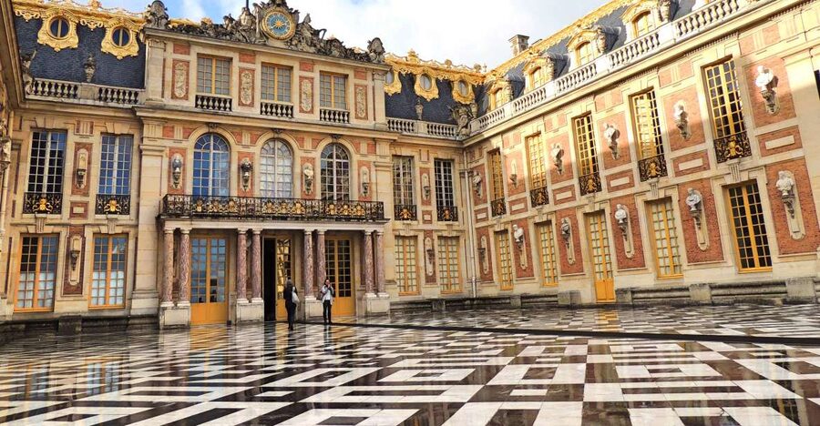 Versailles: Skip-the-Line Guided Palace Tour and Full Access - Why a guide helps inside Versailles