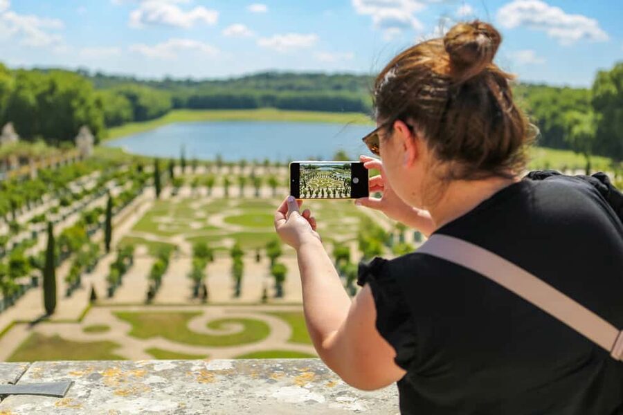 Versailles: Skip-the-Line Guided Tour of Palace with Gardens - Entering the palace without the main ticket queue