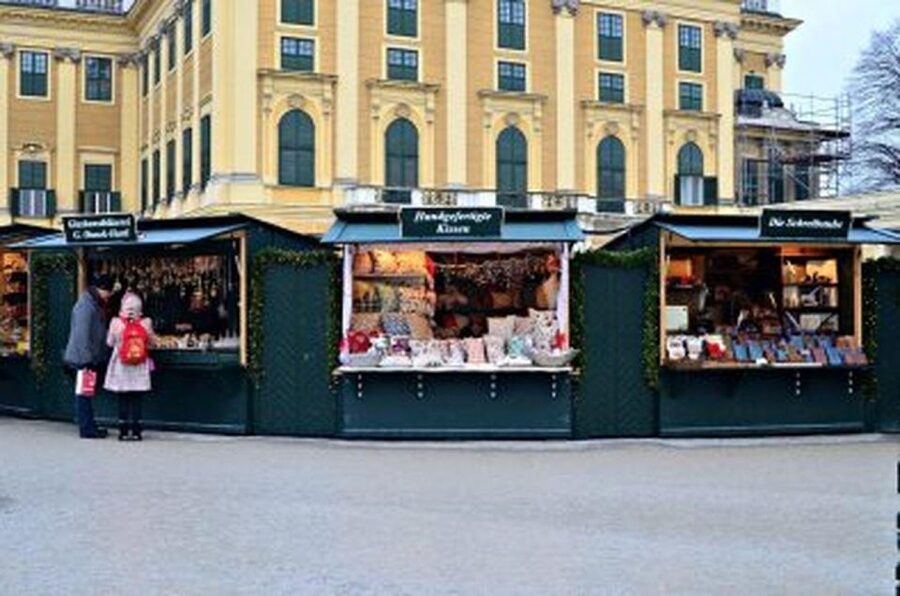 Vienna: Schönbrunn Palace & Christmas Market Walking Tour - The meeting point beside the Guard House