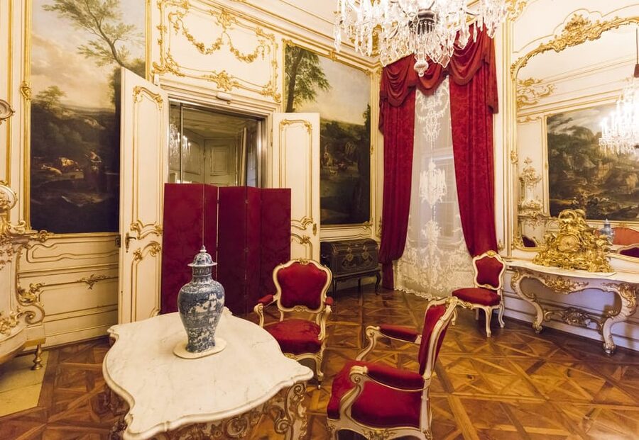 Vienna: Skip-the-Line Schönbrunn Palace and Gardens Tour - What the guide adds to the experience