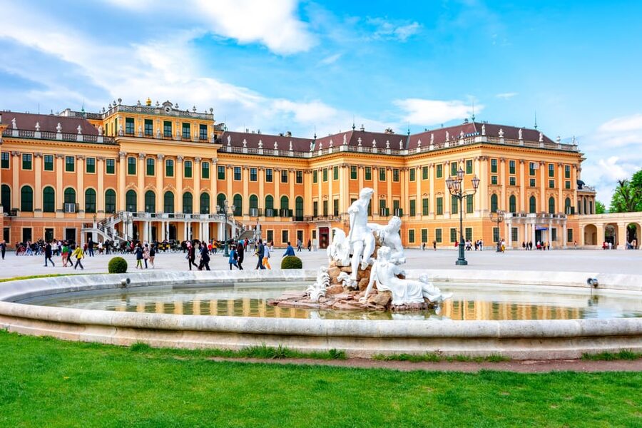 Vienna: Skip-the-Line Schönbrunn Palace and Gardens Tour - Finding the Group Center from the U4 station