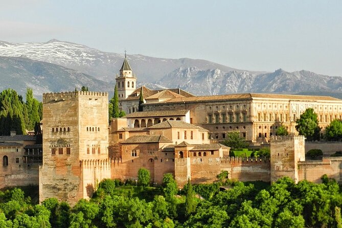 Walking tour in Alhambra, Nasrid Palaces and Generalife - The Alhambra grounds: a 30-minute introduction
