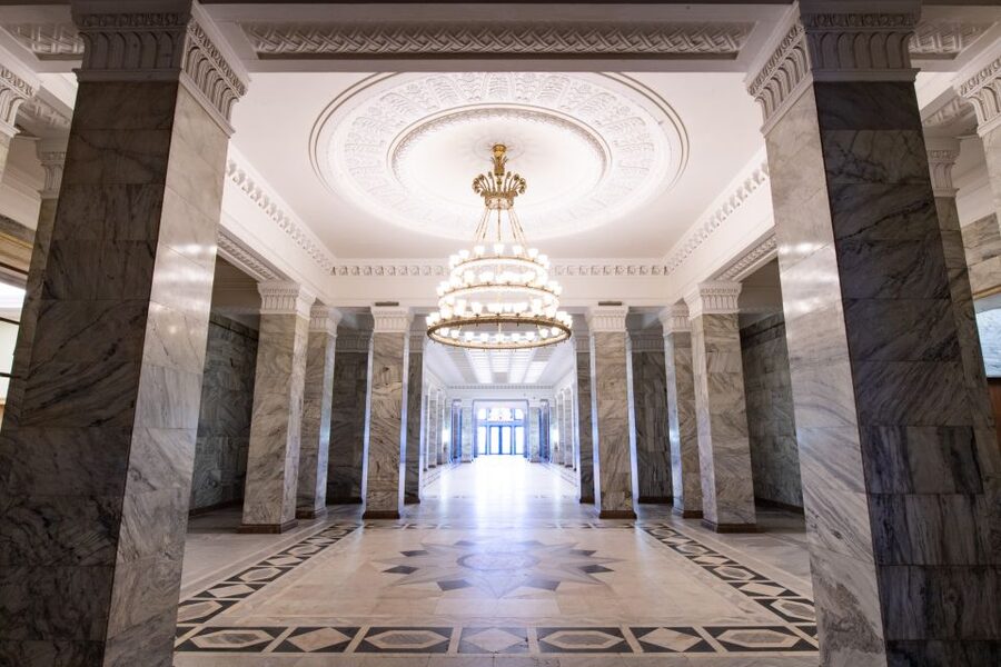 Warsaw: Palace of Culture and Science Tour with Terrace - Stories that explain a controversial landmark