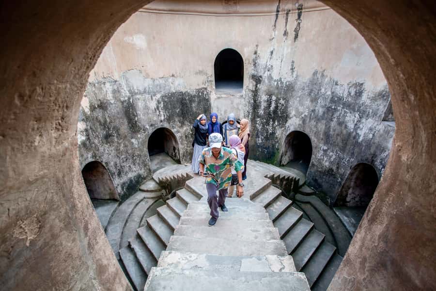 Yogyakarta: Palace, Water Castle & UNESCO Temple Guided Tour - Key points to know before booking
