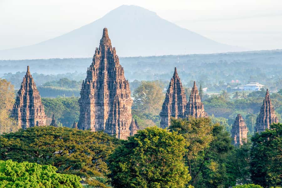 Yogyakarta: Palace, Water Castle & UNESCO Temple Guided Tour - A royal beginning at Yogyakarta Palace
