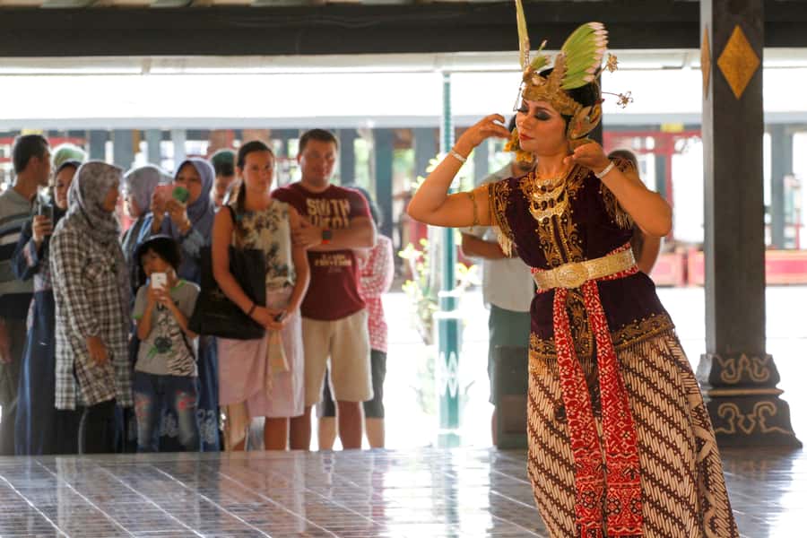 Yogyakarta: Palace, Water Castle & UNESCO Temple Guided Tour - Choosing between Borobudur and Prambanan