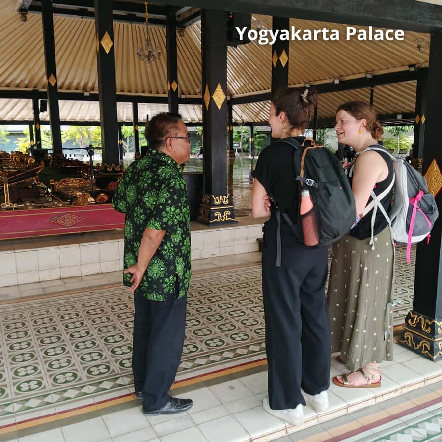 Yogyakarta: Yogyakarta Palace & Water Castle Guided Tour - The 15-minute walk through central Yogyakarta