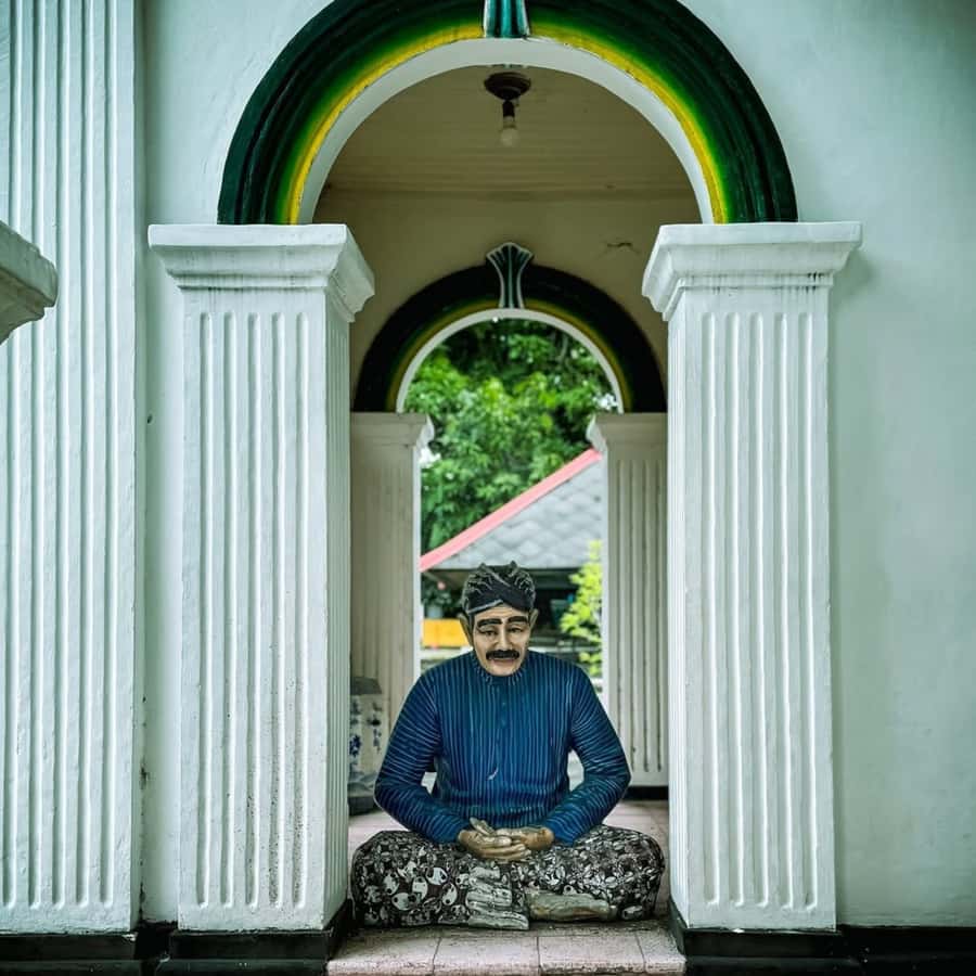 Yogyakarta: Yogyakarta Palace & Water Castle Guided Tour - Tamansari’s pools, tunnels, and old royal rooms