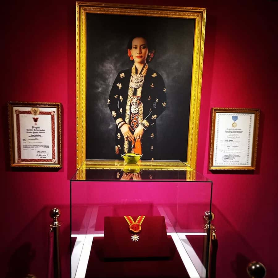 Yogyakarta: Yogyakarta Palace & Water Castle Guided Tour - Choosing between a group tour and private guide