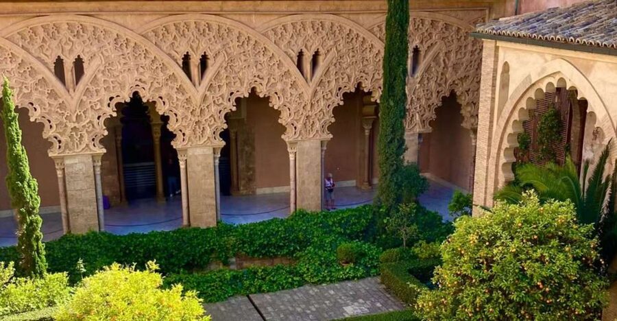 Zaragoza: Aljafería Palace guided tour in Spanish - Starting beside the entrance at Calle de los Diputados, 25